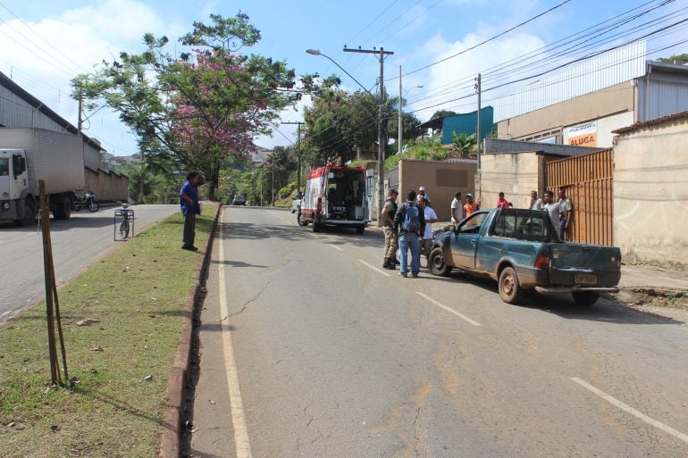 Homem abre a porta de caminhonete e causa acidente com motocicleta na Av. das Rosas