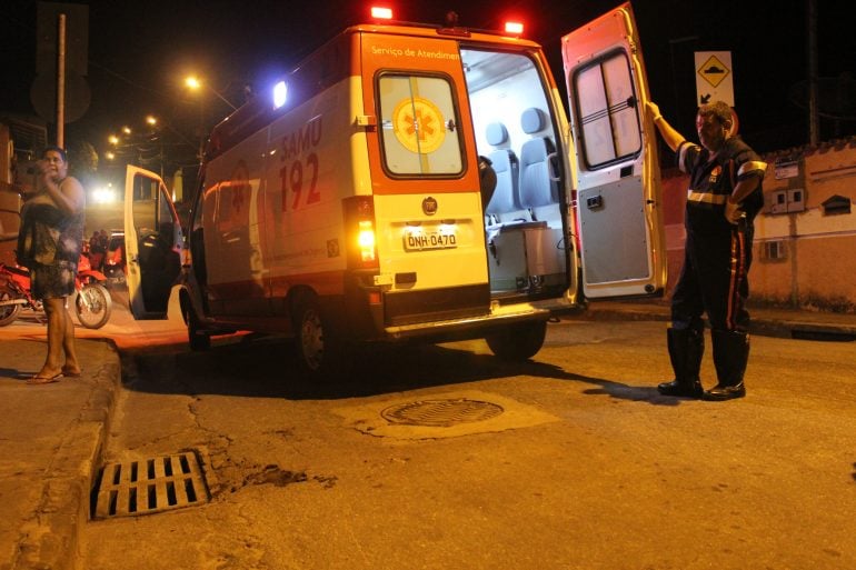 Homem fica seis horas dentro de bueiro no bairro Gabiroba