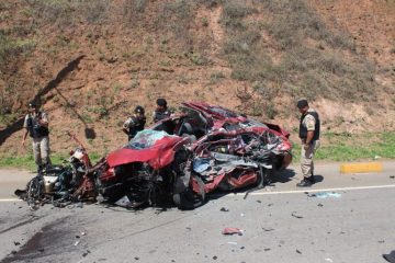 Carro de acidente que matou acusados de homicídio tinha placas clonadas