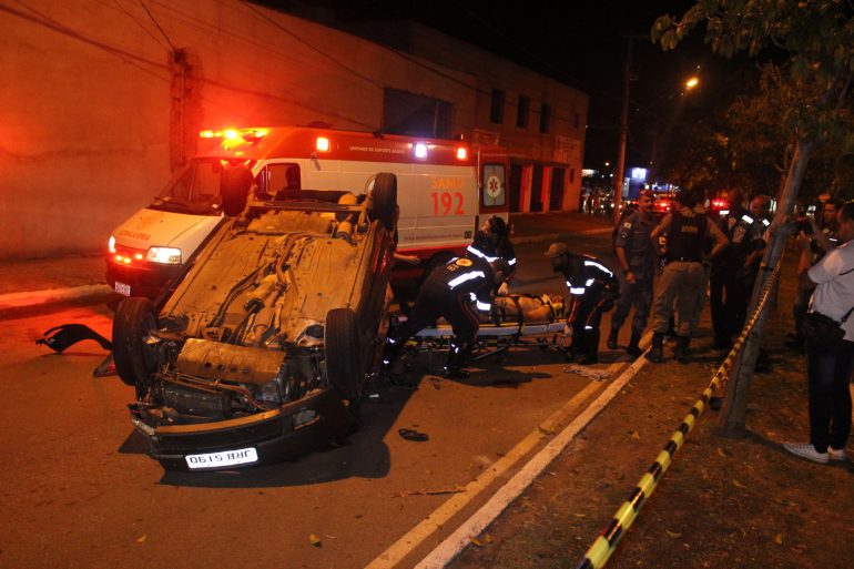 Homem capota carro após sofrer tentativa de homicídio em Itabira