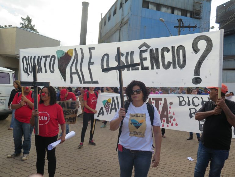 Manifestação contra a Vale marca simulado em Barão de Cocais. VEJA VÍDEO!