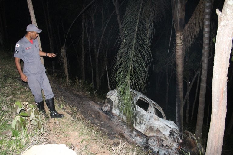 Idoso sofre fratura ao cair em ribanceira com Fiat Uno que pegou fogo