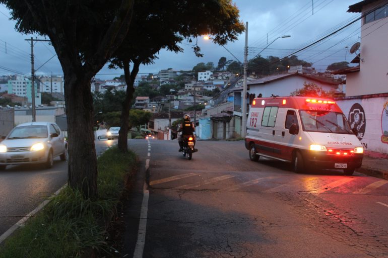 Acidente entre moto e carro deixa ferido na Av. Ipiranga