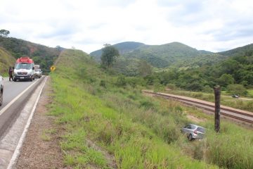 Estudante é socorrida após cair com carro em ribanceira na MGC-120