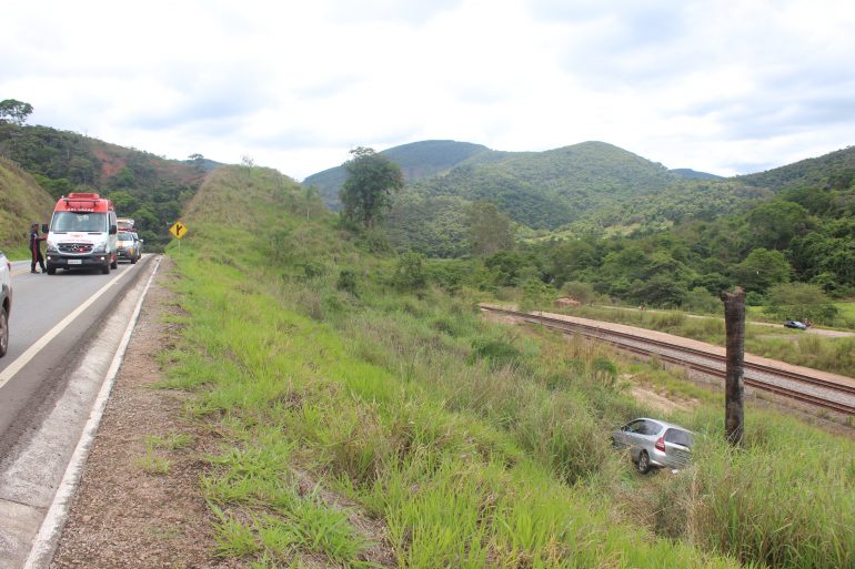 Estudante é socorrida após cair com carro em ribanceira na MGC-120