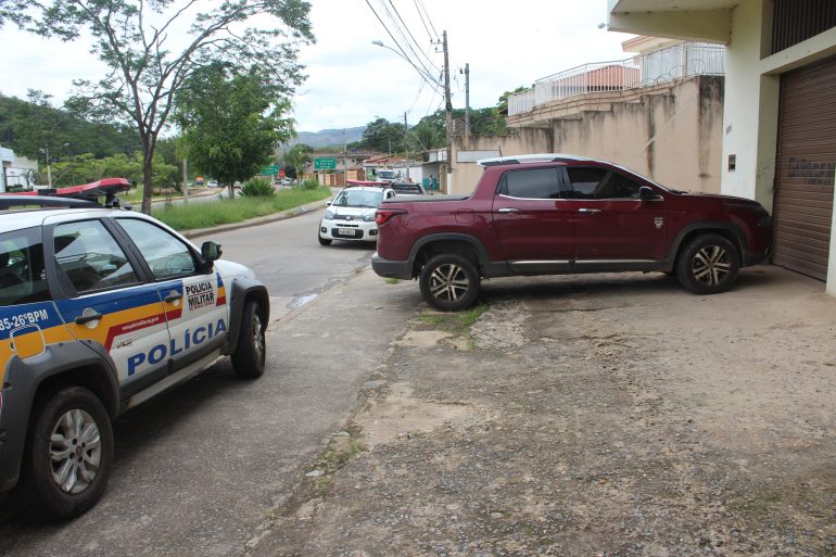 Empresário é rendido na porta de casa e tem R$ 10 mil roubados