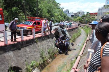Carro cai em córrego na Avenida Carlos Drummond de Andrade em Itabira