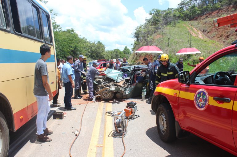 Acidente entre carro e ônibus deixa dois feridos na estrada do Forninho