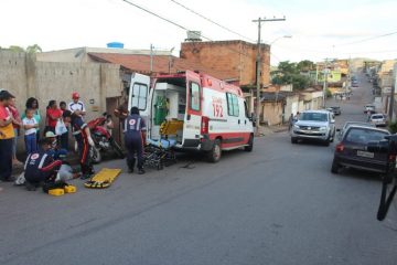 Motoqueiro fratura a perna ao colidir em dois carros no Bairro Bethânia
