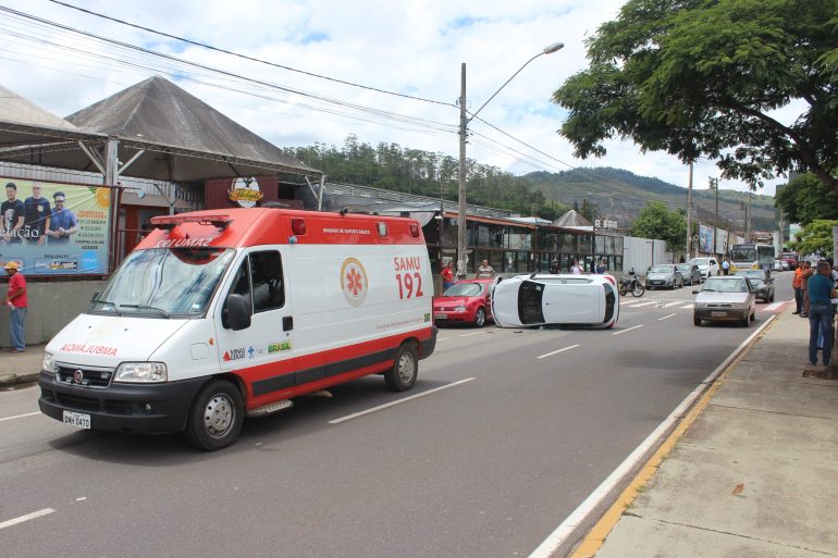 Mulher perde controle da direção e tomba carro na Avenida Mauro Ribeiro, em Itabira