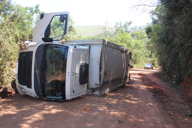 Motorista evita colisão frontal e tomba caminhão da Itaurb no Borrachudo