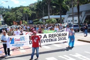 Protesto reúne sindicalistas e estudantes em Itabira