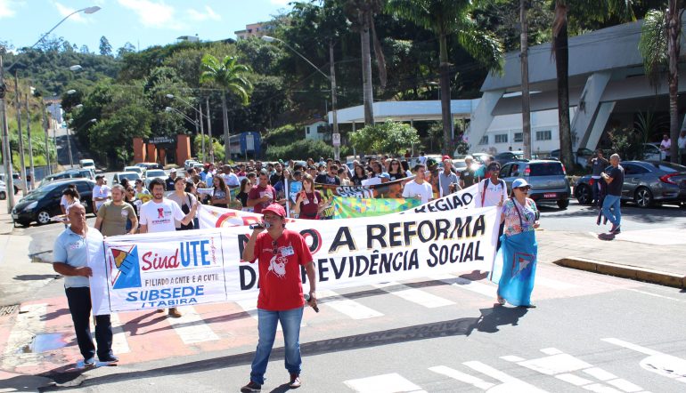 Protesto reúne sindicalistas e estudantes em Itabira