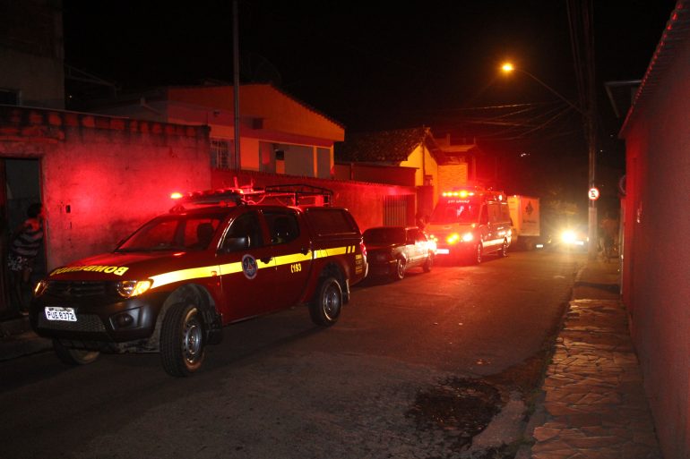 Vela provoca incêndio em residência e mobiliza bombeiros em Itabira