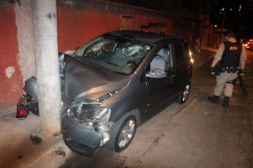 Motorista bate em poste e abandona carro com duas mulheres feridas