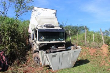 Carreta despenca em ribanceira para evitar colisão