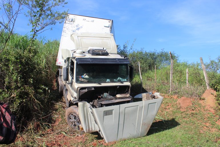 Carreta despenca em ribanceira para evitar colisão