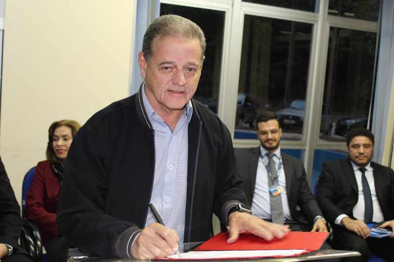 Ronaldo assina contrato com a Caixa para alavancar pacote de obras em Itabira Ronaldo assina contrato com a Caixa para alavancar pacote de obras em Itabira