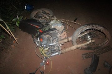 Moto roubada é recuperada após assaltantes baterem em viatura da Polícia Rodoviária