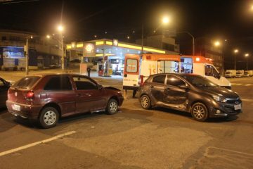 Acidente na avenida João Pinheiro deixa mulher ferida