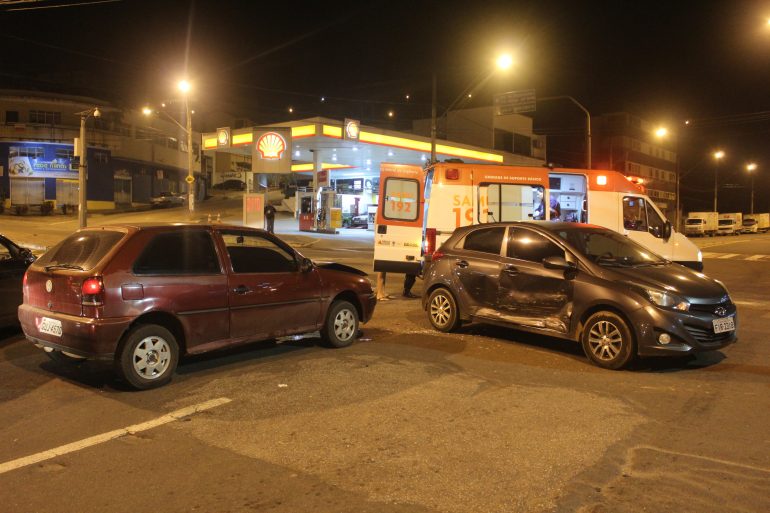 Acidente na avenida João Pinheiro deixa mulher ferida