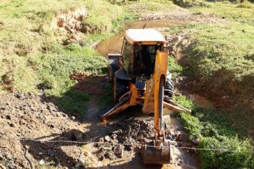 Prefeitura de João Monlevade limpa córregos em prevenção ao período de chuvas