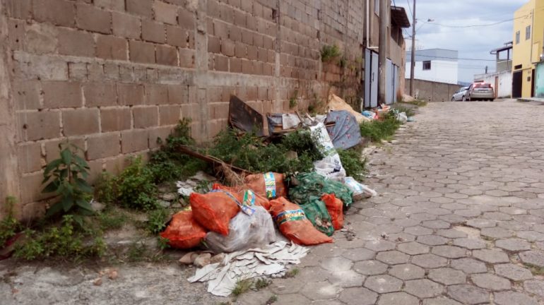 Despejo de lixo em locais irregulares vira rotina em Itabira