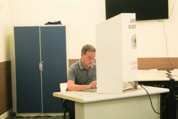“A questão nacional reflete muito nos municípios”, diz prefeito Ronaldo Magalhães ao votar