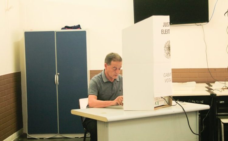 “A questão nacional reflete muito nos municípios”, diz prefeito Ronaldo Magalhães ao votar
