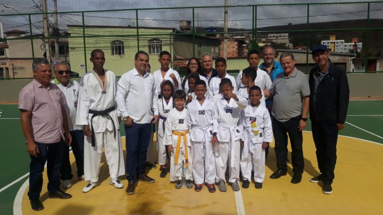 Moradores do bairro Machado recebem quadra reformada