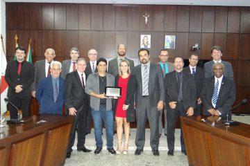 Câmara de Monlevade concede diploma de Mérito Desportivo ao treinador Denis Alacoque