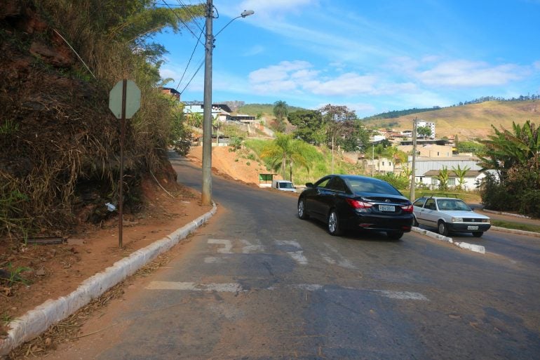 Settran providencia pintura para sinalizar mão única na rua 2 em João Monlevade