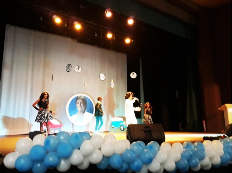 Alunos de Itabira homenageiam Roberto Carlos em gincana escolar 