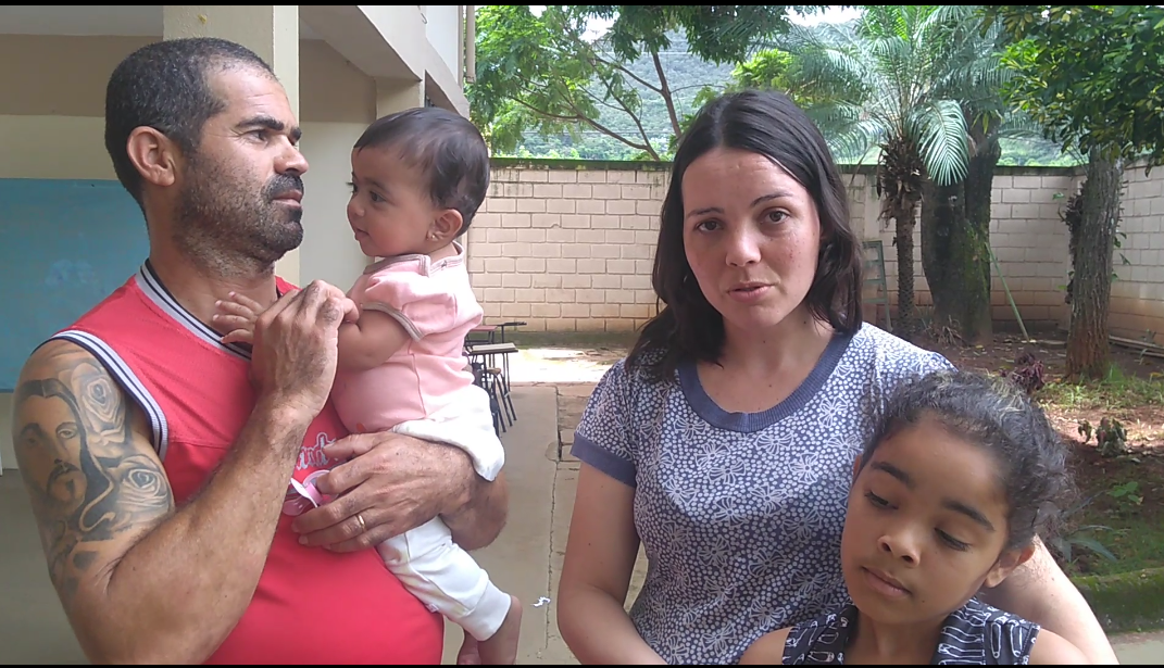 Temendo rompimento de barragem, moradores se preparam para a evacuação