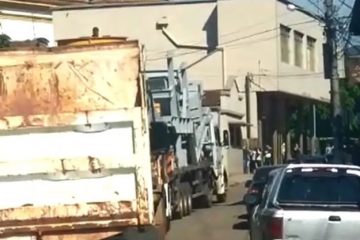 Caminhão arrebenta fios elétricos e deixa região de Barão de Cocais sem luz