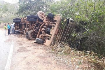 Motorista morre após tombar carreta carregada de minério na MG-120