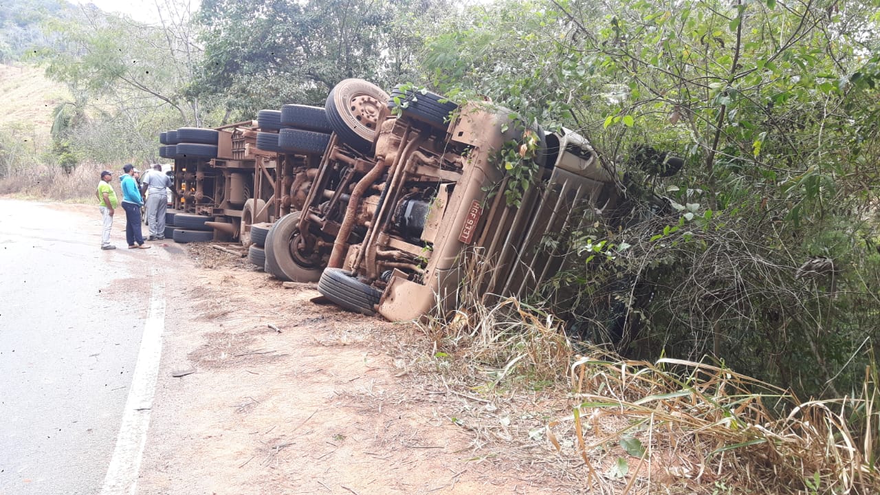 Motorista morre após tombar carreta carregada de minério na MG-120