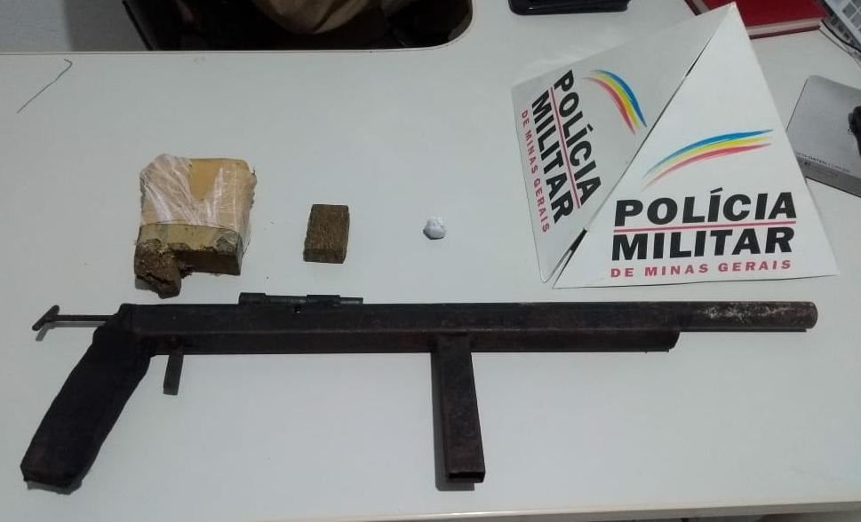 PM apreende drogas e uma escopeta de fabricação caseira em nova operação na rua Floresta, em Itabira
