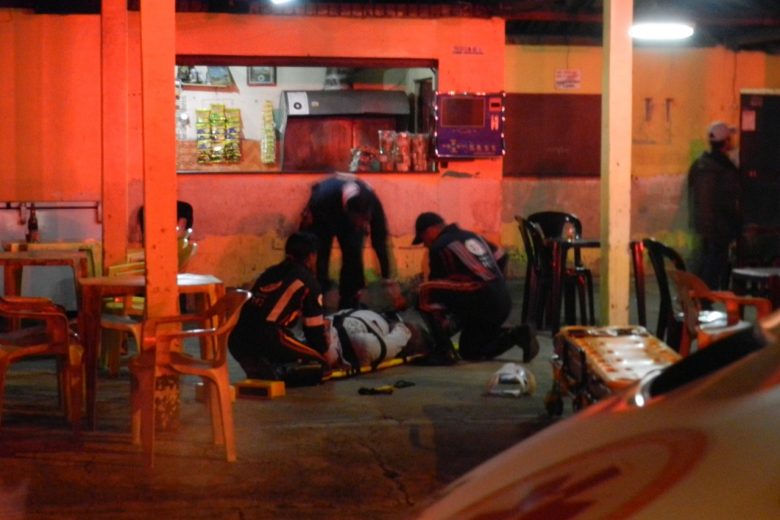 Tiroteio em trailer deixa dono e cliente feridos em Itabira; atiradores estão foragidos