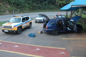 Casal “dá bandeira” e é flagrado com barras de maconha escondidas no carro em Itabira