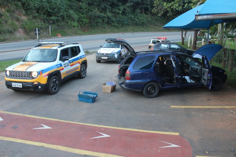 Casal “dá bandeira” e é flagrado com barras de maconha escondidas no carro em Itabira