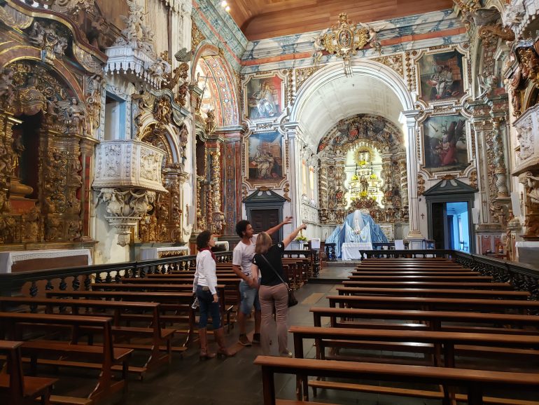 Após aulas gratuitas, jovens guiam turistas pela primeira vez em Catas Altas