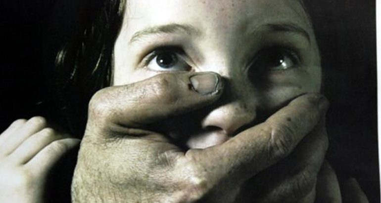 Homem é preso por manter relações sexuais com adolescente e extorqui-la com gravações