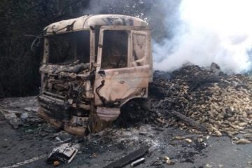 Carreta pega fogo e fica completamente destruída na MG-434