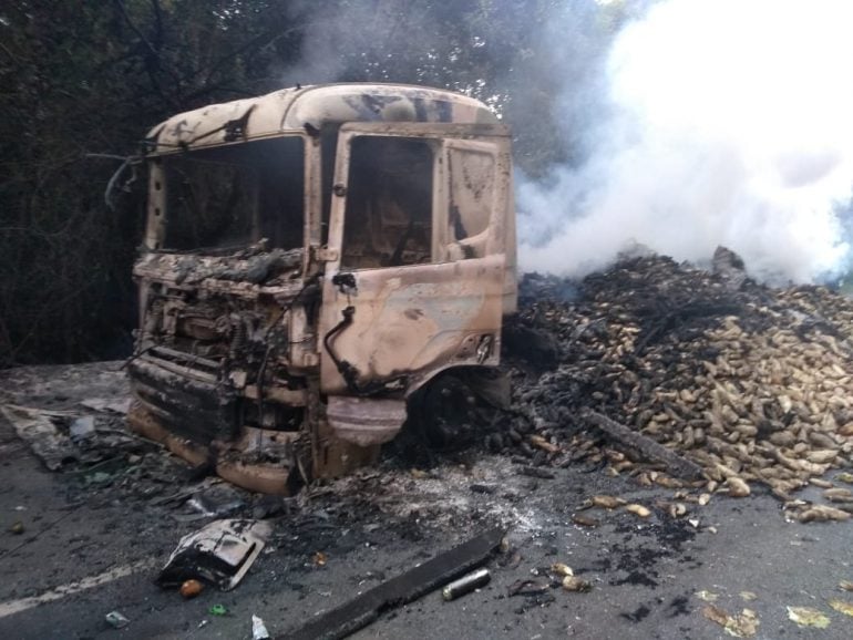 Carreta pega fogo e fica completamente destruída na MG-434
