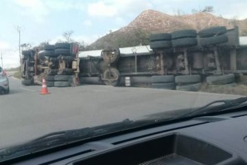 Carreta tomba com amônia e fecha BR 381 entre Antônio dias e Nova Era