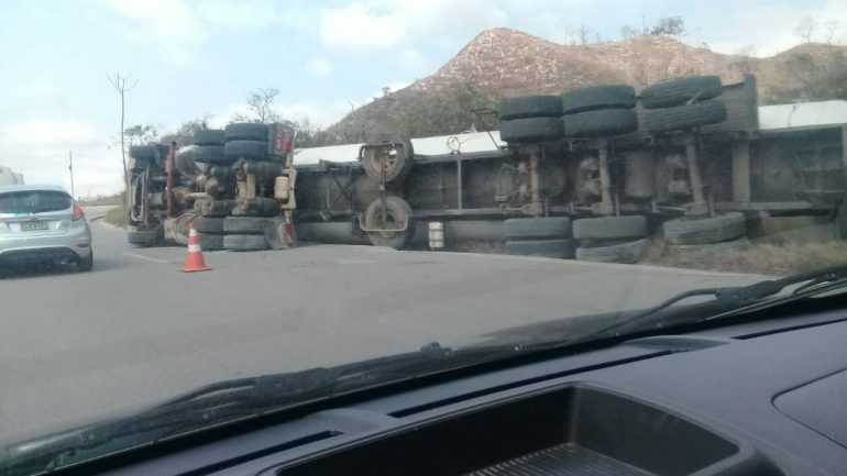 Carreta tomba com amônia e fecha BR 381 entre Antônio dias e Nova Era
