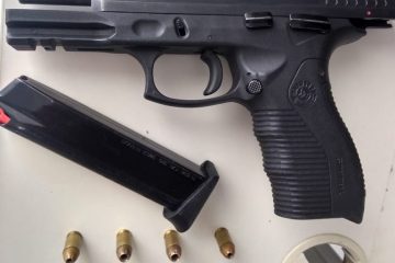 Rapaz é preso com arma ao tentar fugir de blitz