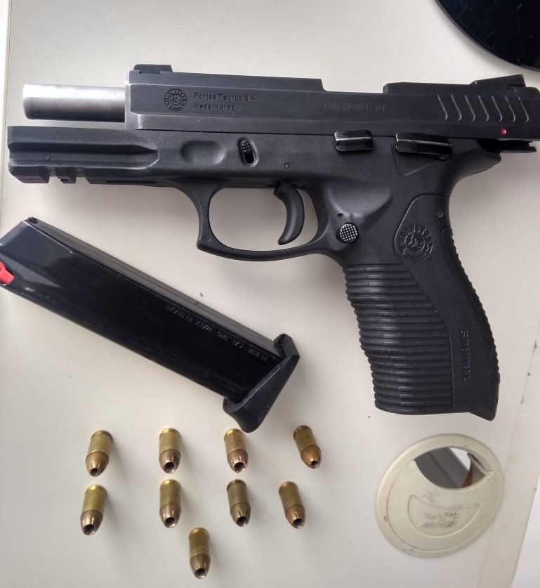 Rapaz é preso com arma ao tentar fugir de blitz