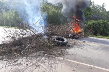 Manifestação bloqueia MG 434 na altura da Ponte dos Machados em Bom Jesus do Amparo